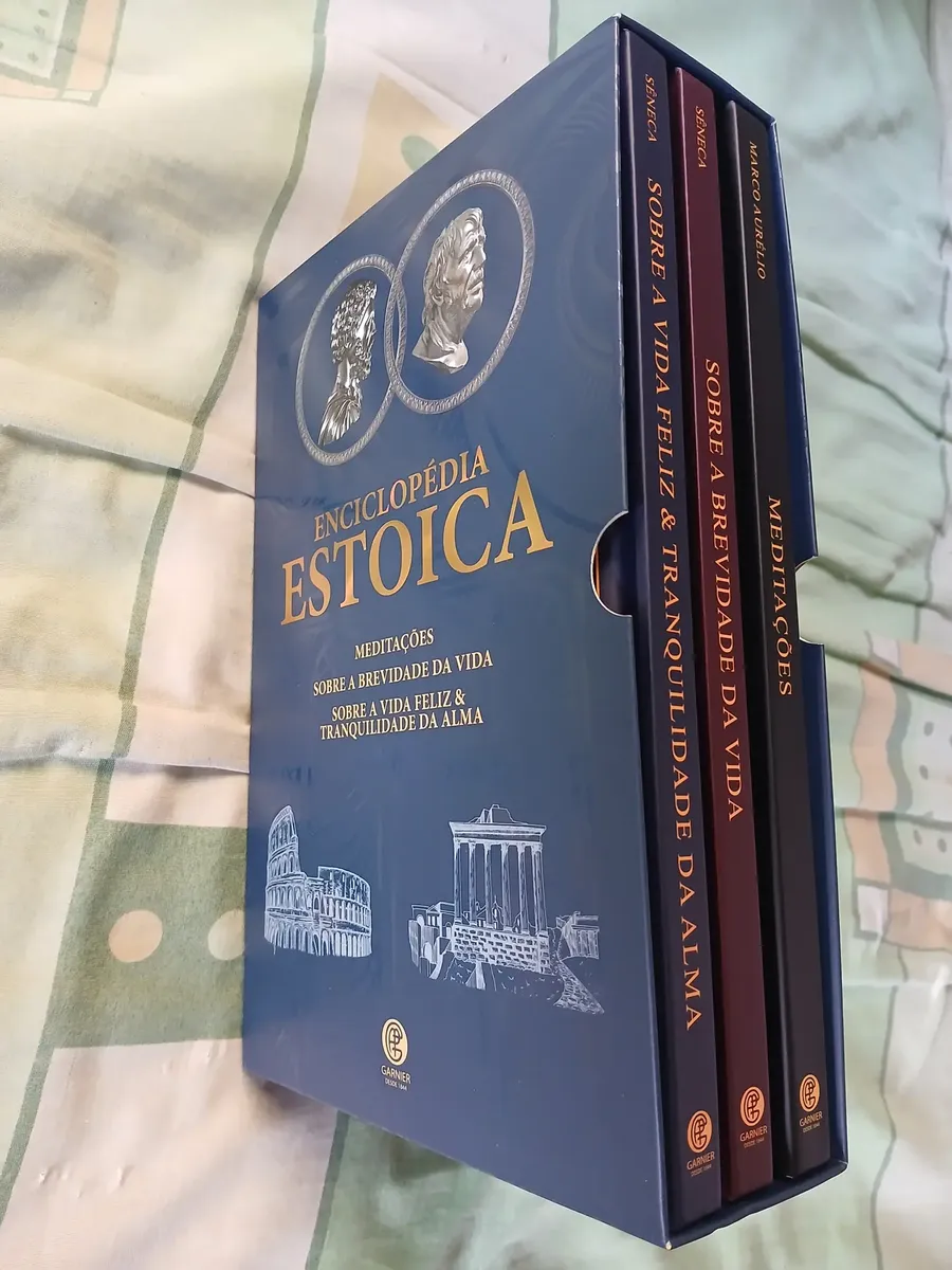 Box Biblioteca Estoica aberto mostrando os três livros internos