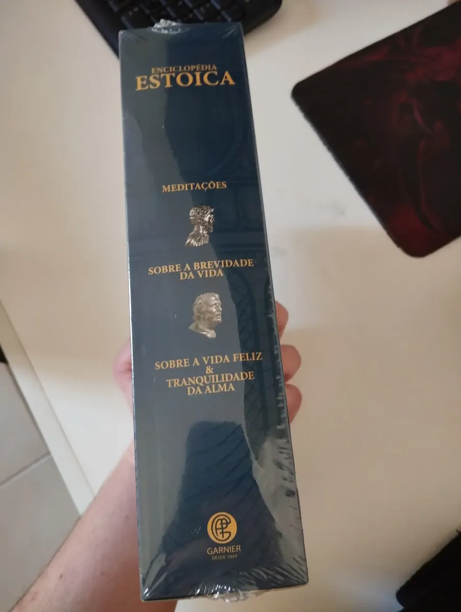 Lateral do box Biblioteca Estoica com os títulos em dourado