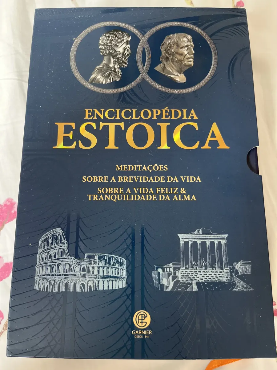 Frente do box Biblioteca Estoica com bustos prateados em detalhe
