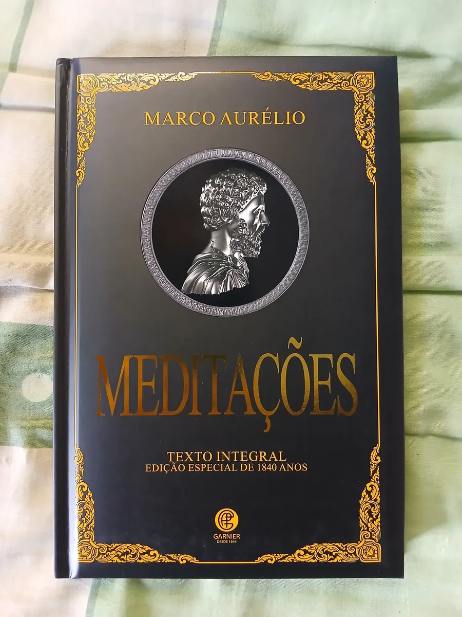 Capa do livro Meditações com acabamento dourado e busto em relevo