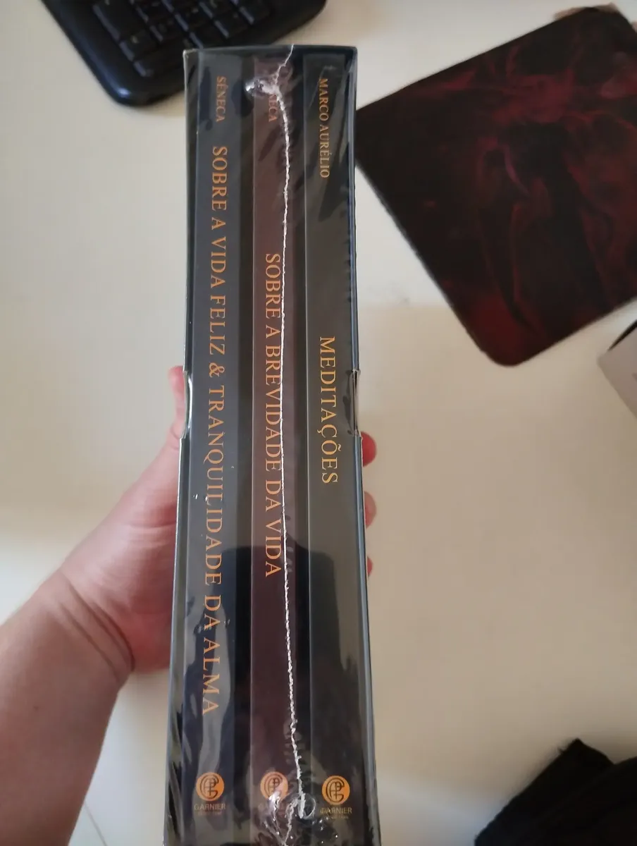 Três livros do box Biblioteca Estoica embalados vistos pelas lombadas
