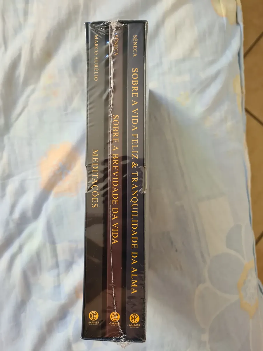 Livros do box Biblioteca Estoica embalados com detalhe do marcador